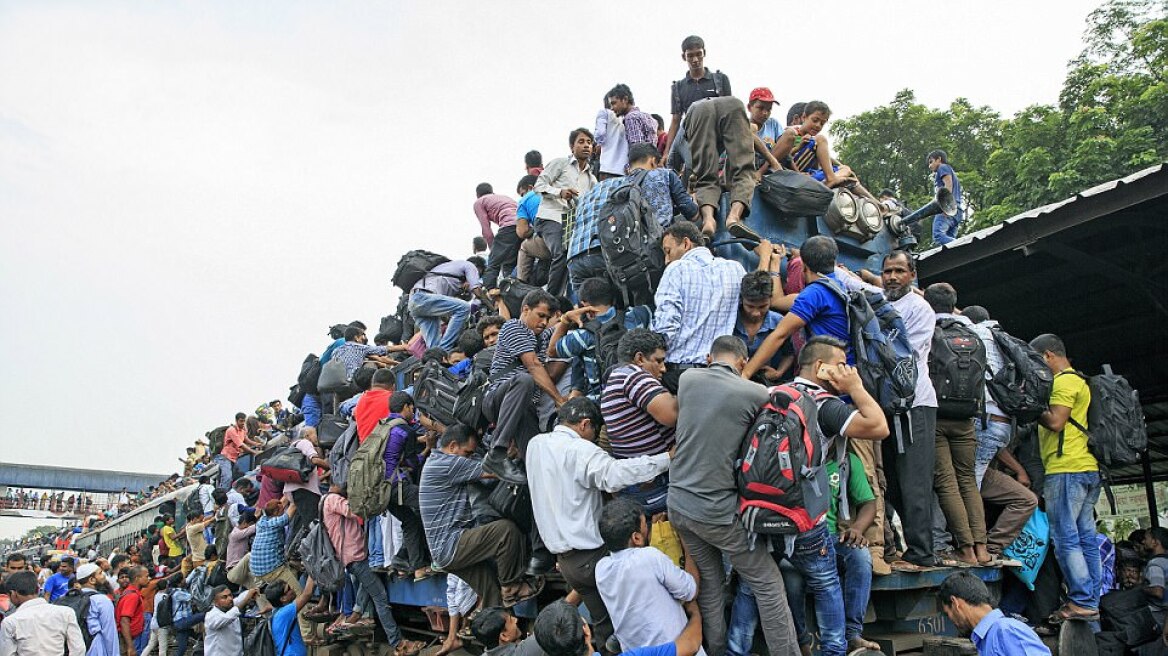 Απίστευτες εικόνες: Χιλιάδες ανθρωποι ταξιδεύουν κρεμασμένοι έξω από το τρένο